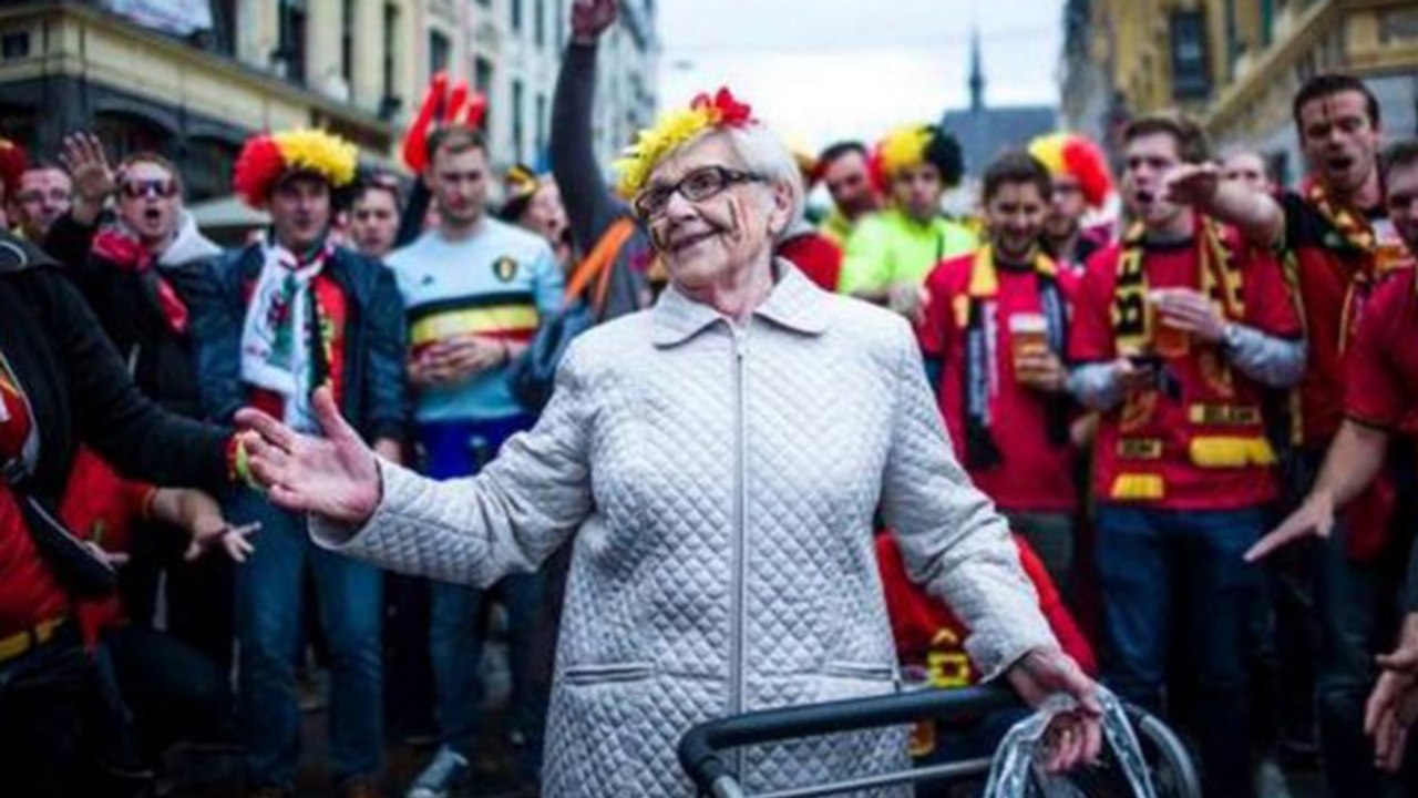 Une mamie danse au milieu de la foule des supporters Belges