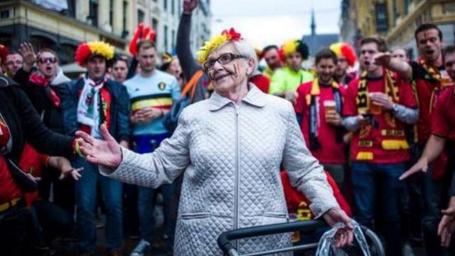Une mamie danse au milieu de la foule des supporters Belges