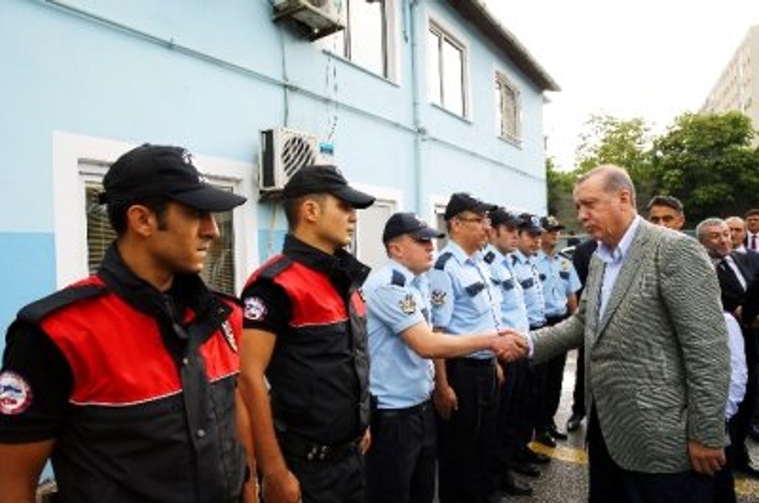 Cumhurbaşkanı Erdoğan, Bayram Namazı Sonrası Polislerle Bayramlaştı