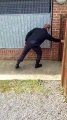 Il retrouve enfin son maître et fait quelque chose qui va vous plaquer un grand sourire au visage!