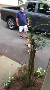 Une maman trouve son bambin dans l'entrée de la maison. Gardez bien les yeux sur le camion gris...