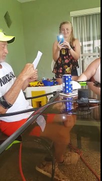 Ce père met ces lunettes très spéciales. Regardez son visage quand il voit ÇA pour la première fois.