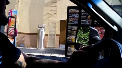 Blague du klaxon de train à un drive-in (Instant karma)