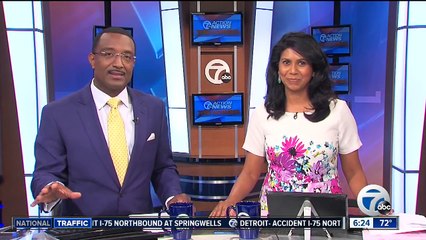 En direct à la télé, ce journaliste entend ÇA derrière lui. Maintenant, regardez bien ses jambes...