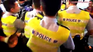 2014.11.26 旺角(晚上)．警察指市民「行得慢」用警棍毆打市民「鋤」肚