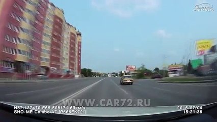 Piéton mis KO par un automobiliste trop pressé (Road Rage)