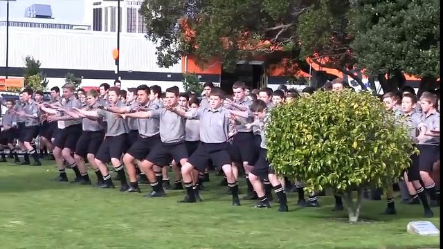 Haka de centaines d'étudiants Néo Zélandais aux funérailles d'un professeur