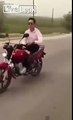 Un motard tente une acrobatie qui tourne très mal