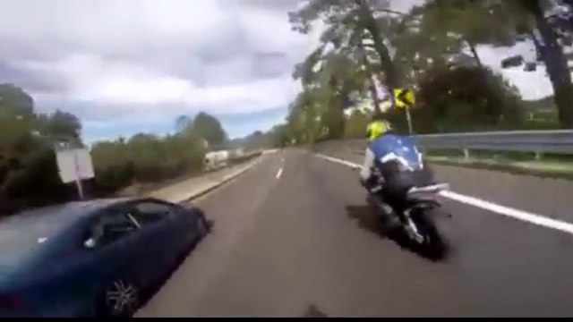 Ce conducteur s'explose sa voiture sur l'autoroute après que sa copine ait tiré le frein à main