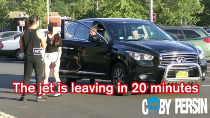 Cette femme n’a pas l’air intéressée, mais lorsqu’il lui propose d’aller dans son jet privé..