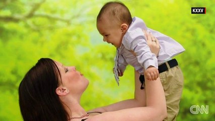 Une mère et son bébé tombent d'un pont. Ce que la mère a fait? Même les policiers sont sous le choc.