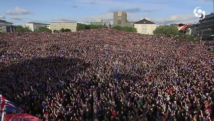 20 000 supporters islandais font le Viking Clap avant Islande-France