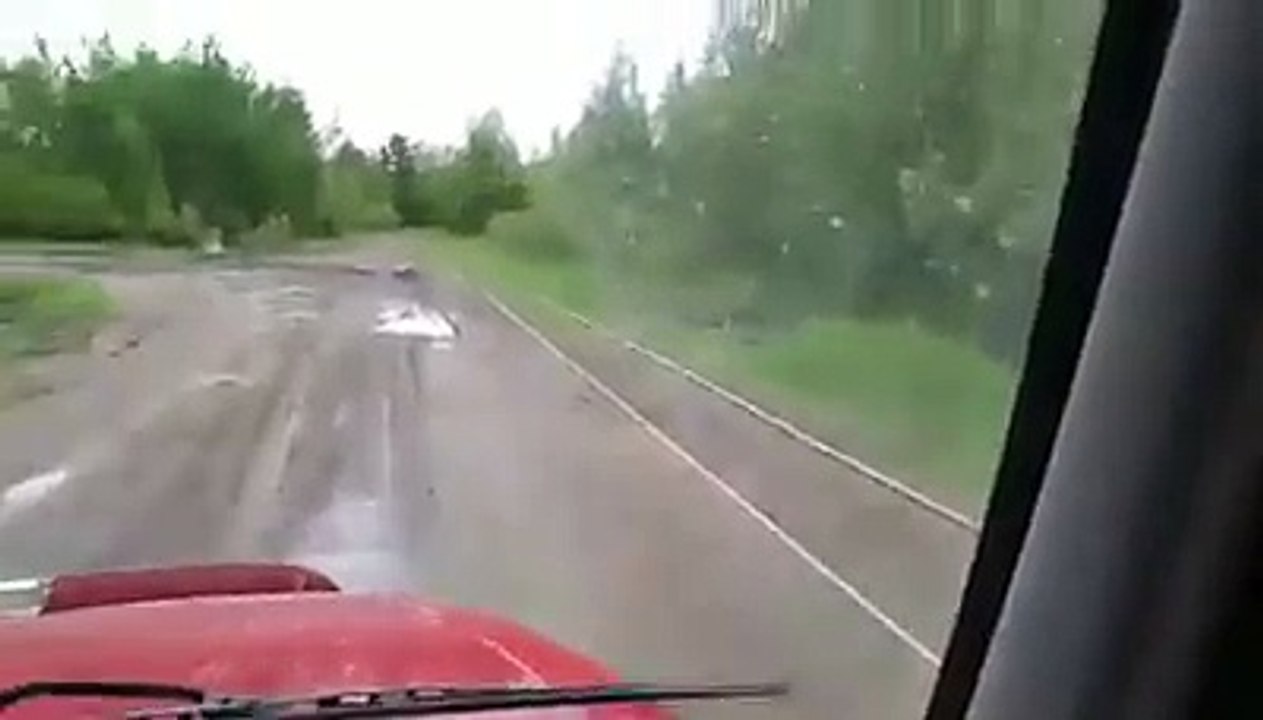 En se rendant au travail, un homme aperçoit ÇA, mais attendez bien de voir ce qui cache derrière...