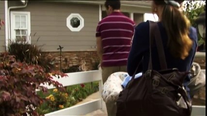 Elle accouche d'un bébé à la salle de bain. Quand son conjoint regarde dans la toilette? Incroyable!