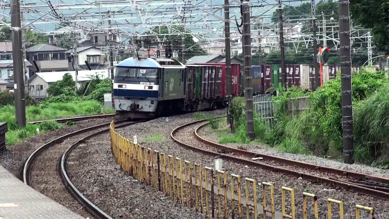 JR東海道線 貨物列車（EF210-16+コキ24両） 真鶴駅 通過①