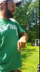 Elle teste un collier anti-aboiement pour en vérifier l'efficacité