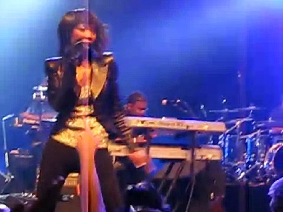 Brandy - Who Is She 2 U (Live @ Brussels, 10/05/2009)