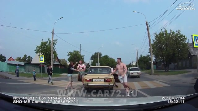 Ne jamais embeter les russes en voiture : piéton mis KO direct - road rage