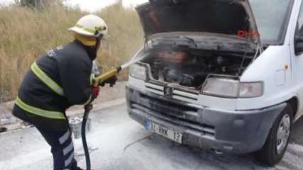 Bolu - Tem'de Alev Alan Minibüsü Sürücü Söndürdü