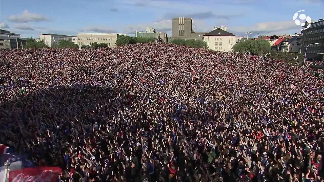 20 000 supporters islandais font le Viking Clap pour le match France / Islande