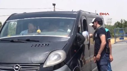 Silopi'de Polis, Şoför ve Yolculara Şeker İkram Etti