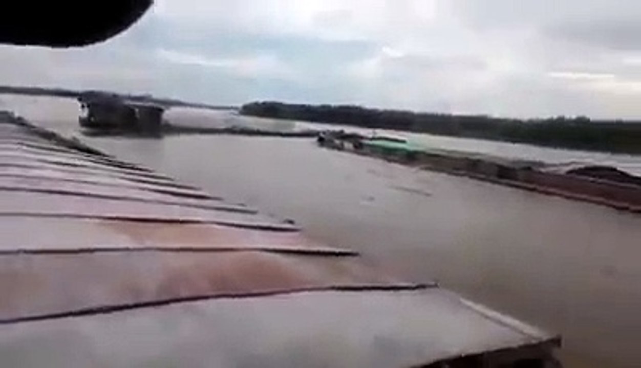 Vụ tai nạn giao thông đường thủy ngày 4/7/2016 trên sông Hồng làm chết 4 người trong gia đình ( ...