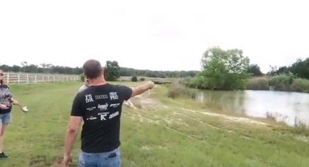 Il fait le con avec un fusil et se blesse bêtement