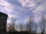 We never used to see these trails 10-15 years ago..so whats the difference - Chemtrail