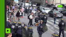 Des manifestants interpellés sans ménagement en marge de la manifestation contre la loi Travail