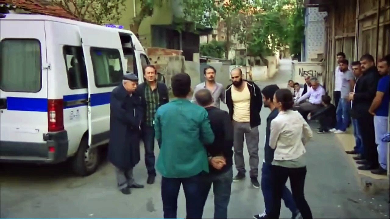 Arka Sokaklar - Ekip Taşlıtepe'ye kendini tanıtıyor.