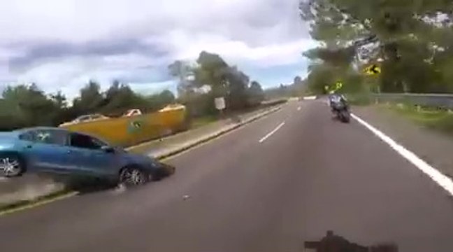 Une voiture se crash à cause d'une course de moto