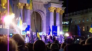 Euro Maidan breaks into the national hymn on 11/29