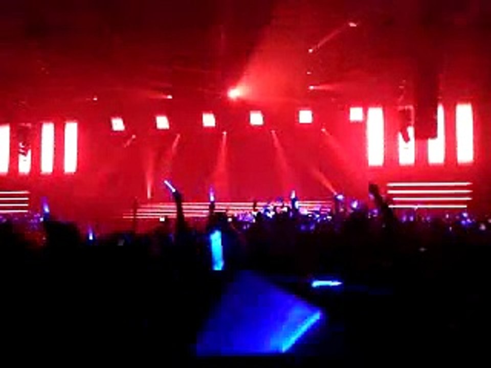 [FANCAM] SS4 in Paris _ Super Man, entrance. (1/2)