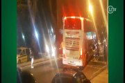 Torcedores do Fluminense protestam contra os jogadores e dão pontapés em ônibus