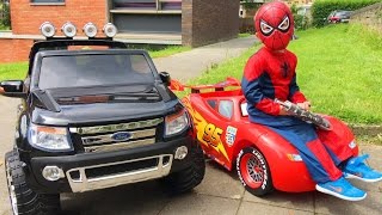 Spider-Man Conduit Voitures Cars Lightning McQueen et Ford Ranger