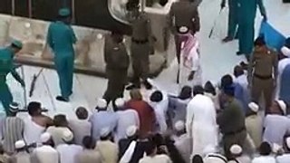 What happened to this man in front of the Kaaba Oh God ... I want to do like this man (AMEEN)