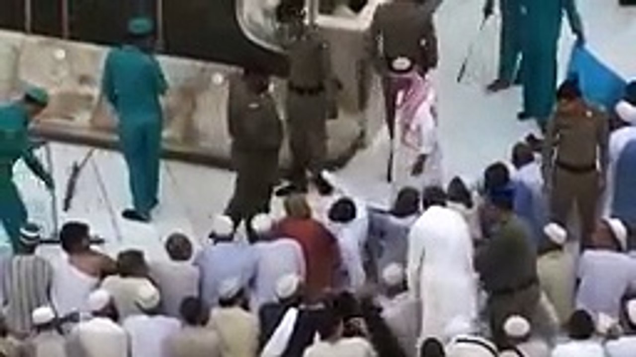 What happened to this man in front of the Kaaba Oh God ... I want to do like this man (AMEEN)
