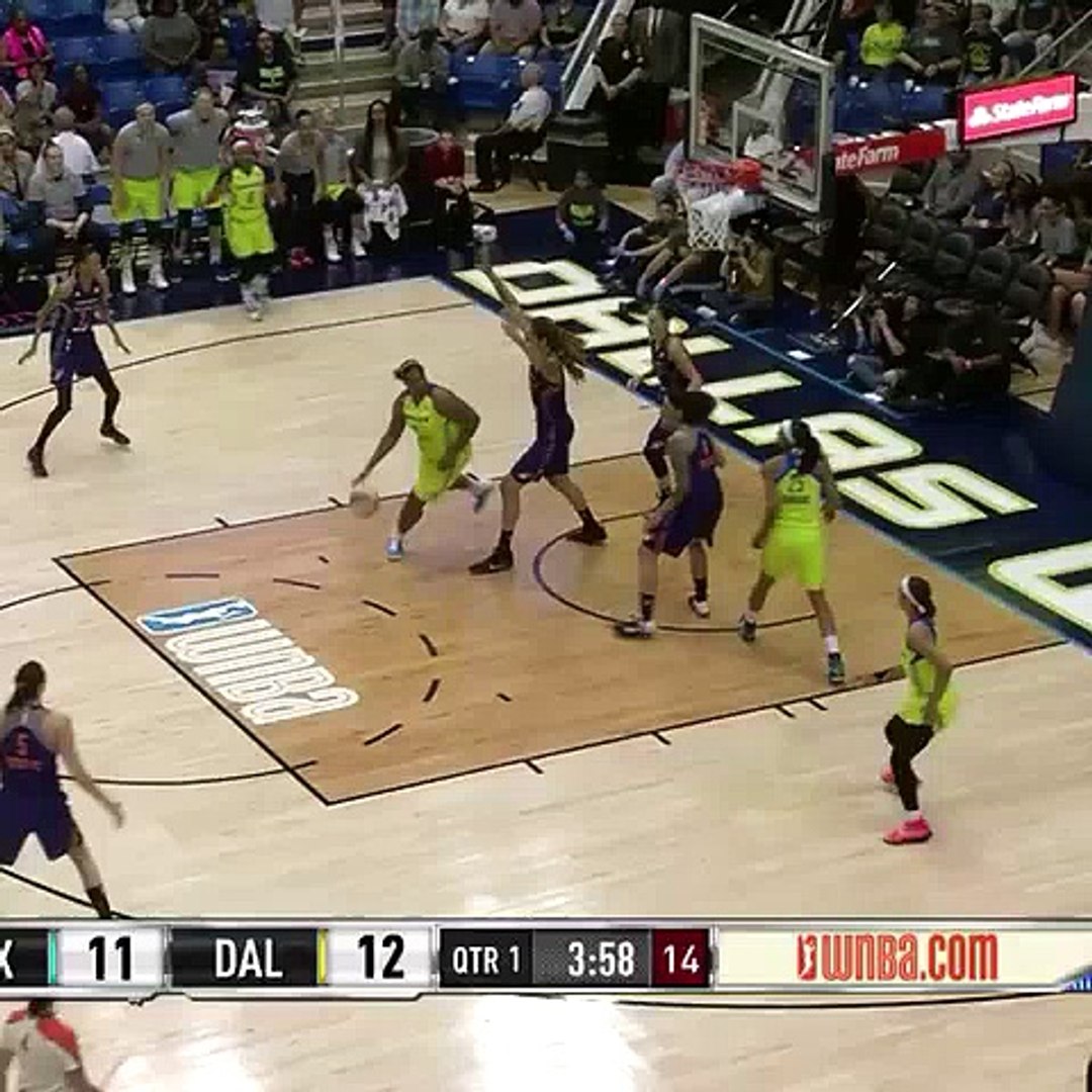 ⁣Diggins has the jumper going early! wnba