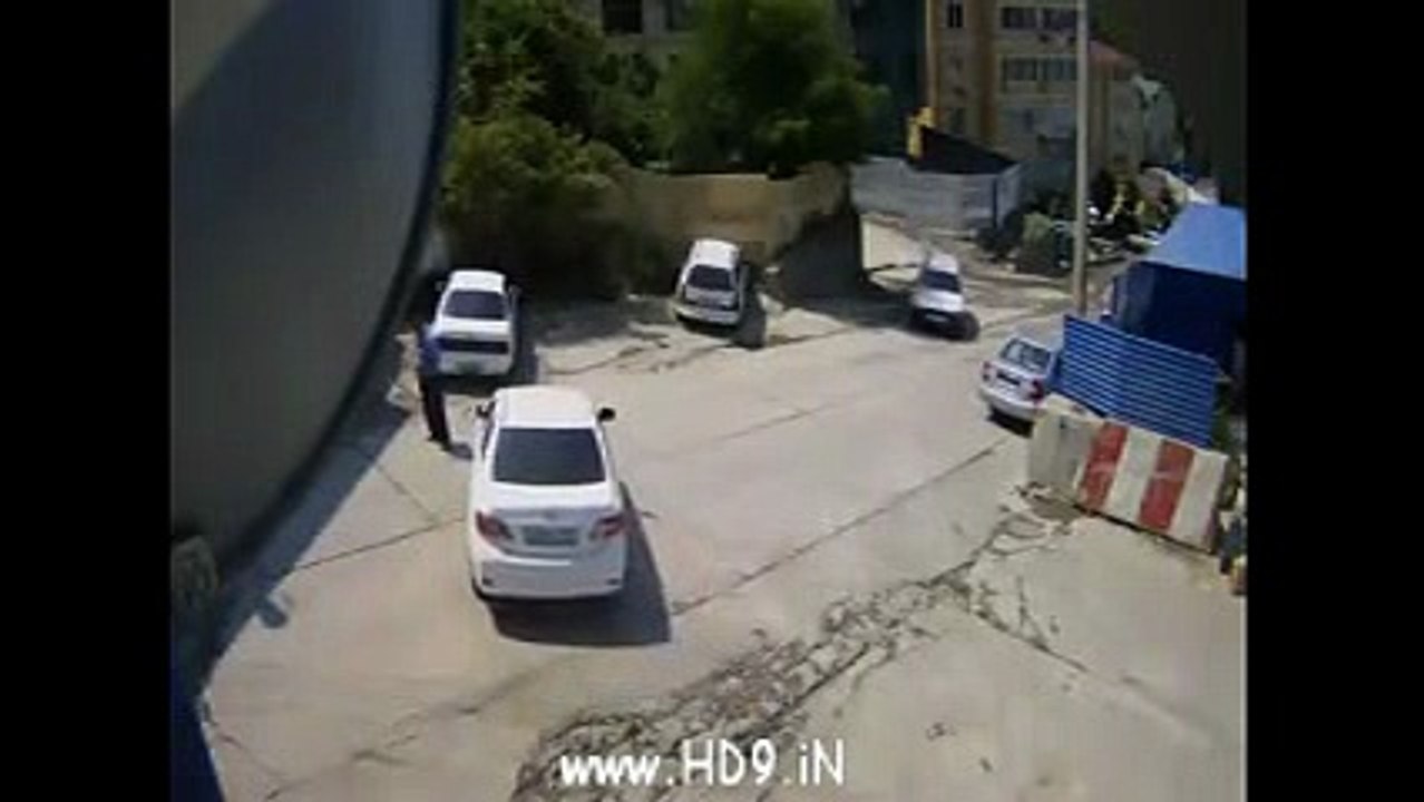 Lucky_Driver_Narrowly_Avoids_Being_Crush