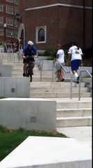 Flic en vélo se plante dans des escaliers