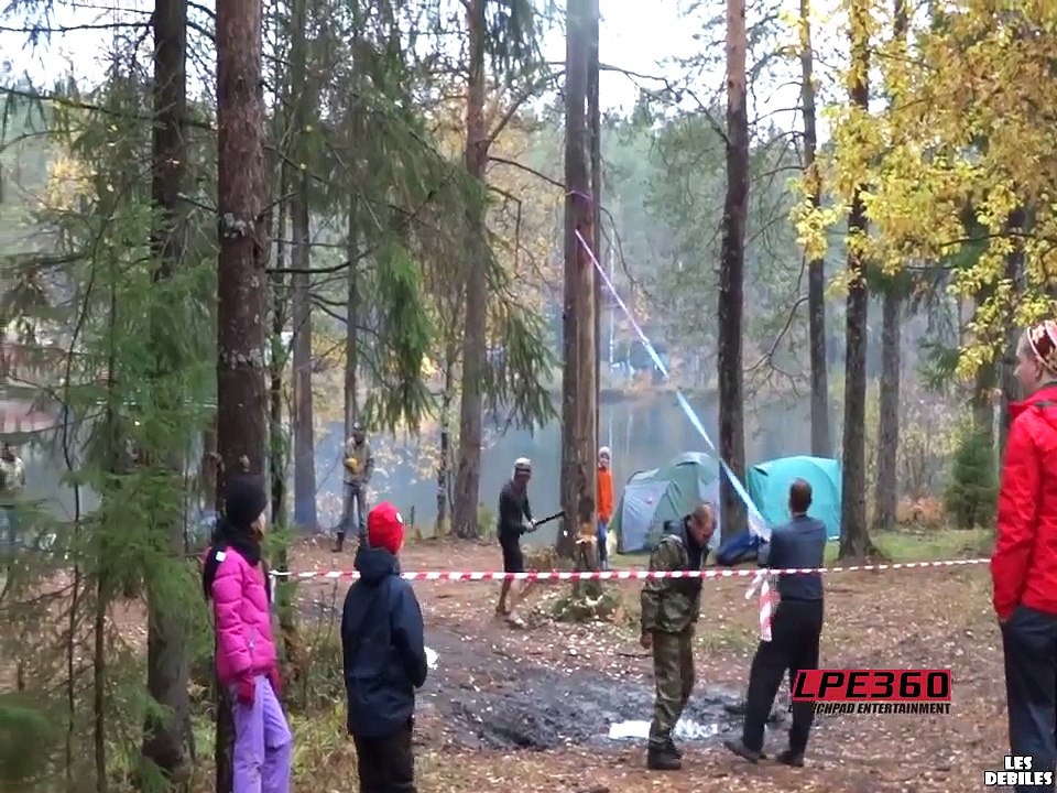 Il essaye d'échapper à la chute d'un arbre