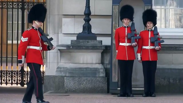 La chute d'un garde de Buckingham Palace