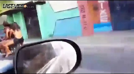 Doigt d'honneur sur un scooter (mauvais karma)