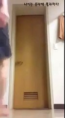 Il fait le poirier sur la porte des toilettes