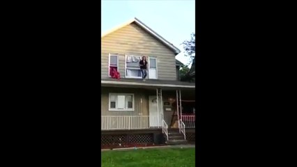 Fille grosse saute du premier étage