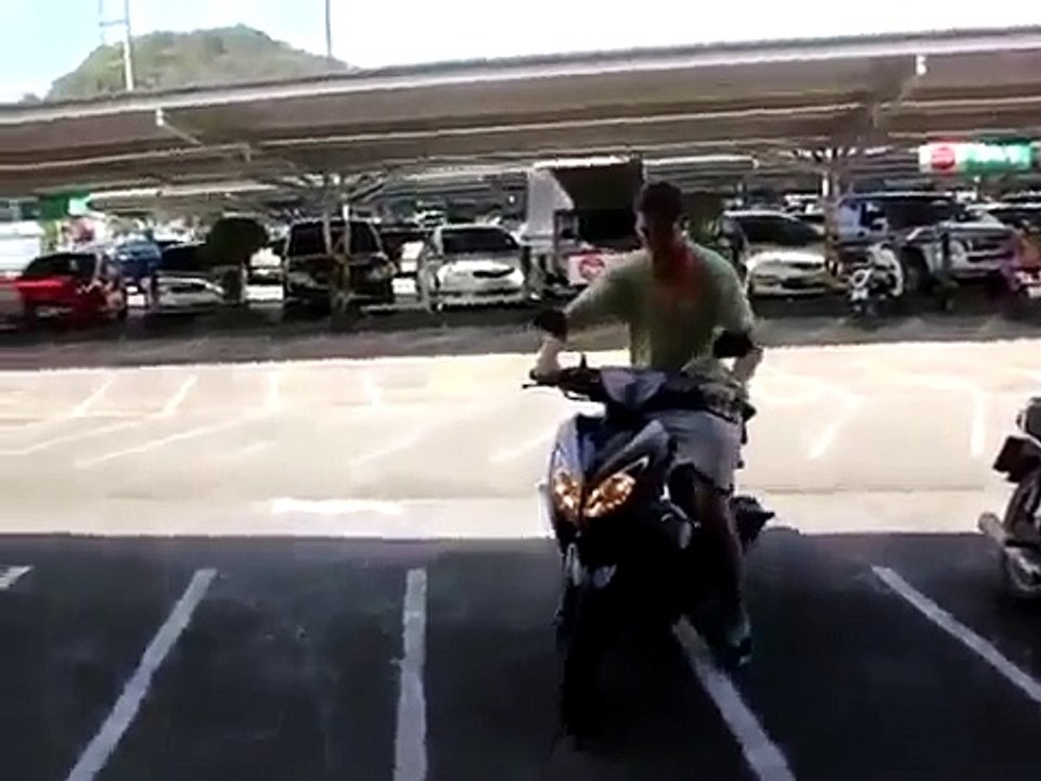 Il teste un scooter