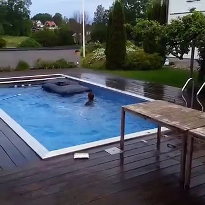 Plongeoir fait maison avec des tables (Fail)