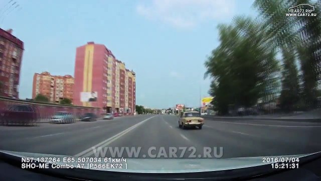 Un piéton mis KO par un chauffard en Russie après avoir manqué de le tuer !