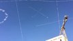 Un avion de l'armée de l'air joue au Tic-tac-toe dans le ciel