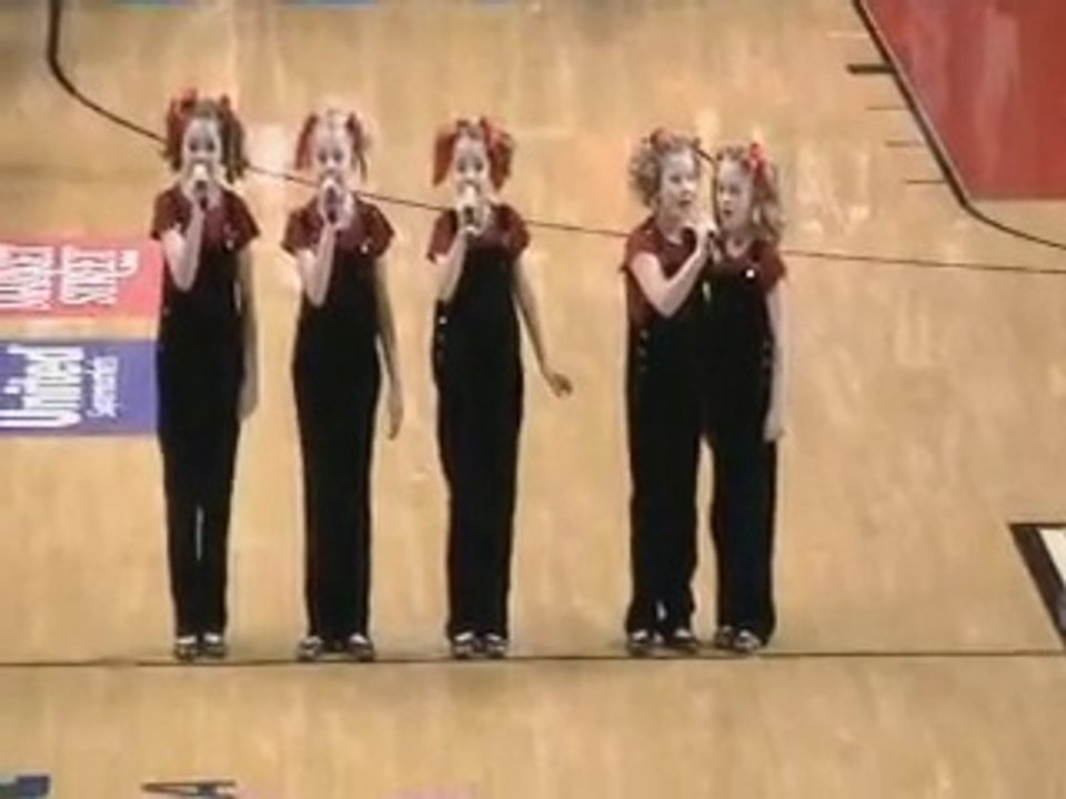 5 fillettes à couette se mettent à chanter comme des déesse l'hymne américain